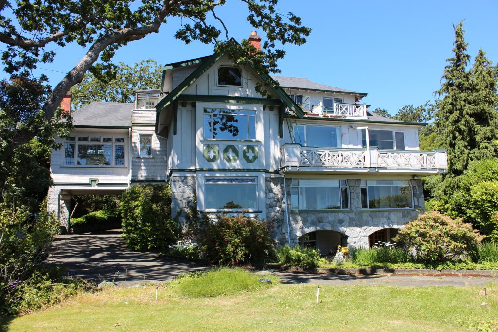 The Garden Mansion Apartments
1558 Beach Drive, Victoria, BC
Rental Apartment / 7 Suites
SOLD: $2,300,000 (2016)
