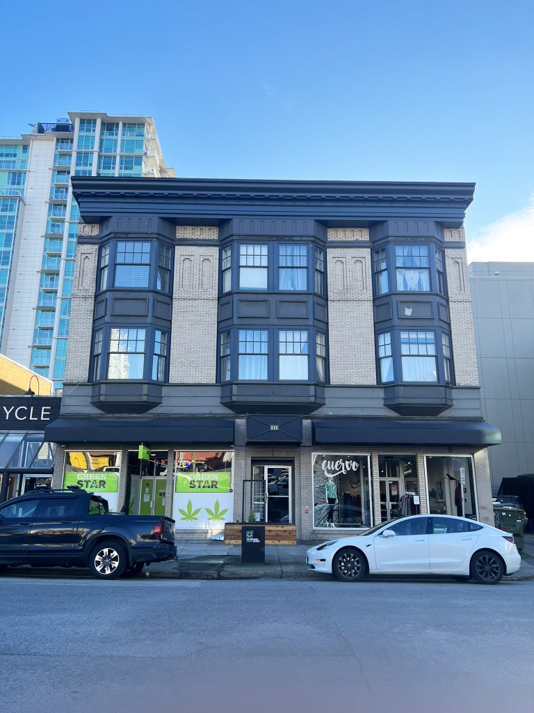 Santa Monica Apartments
115 East 1st Street, North Vancouver, BC
18 Residential Suites | 4 Retail Units
Located on 1st Street in Lower Lonsdale
List Price $12,700,000 | 3.57% Cap Rate